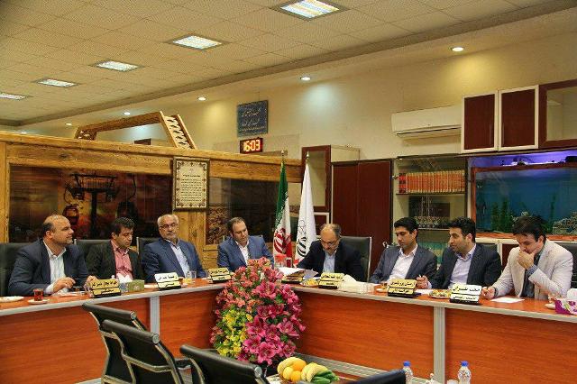 مسعود کاظمی شهردار لاهیجان ازاعضای شورای اسلامی شهر به مناسبت روز شورا تجلیل کرد